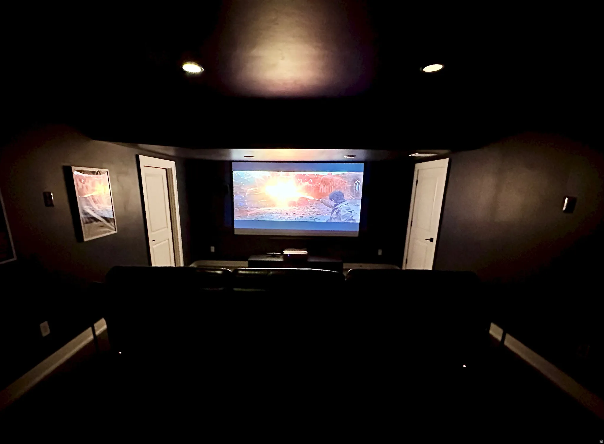 Cinema with baseboards and Big Screen / sound system
