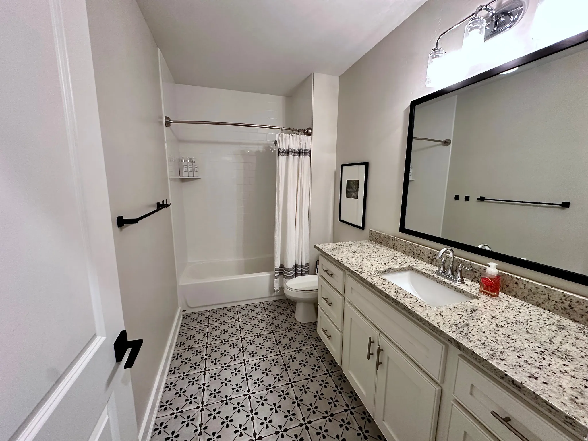 Full bath with vanity and shower / bath combo