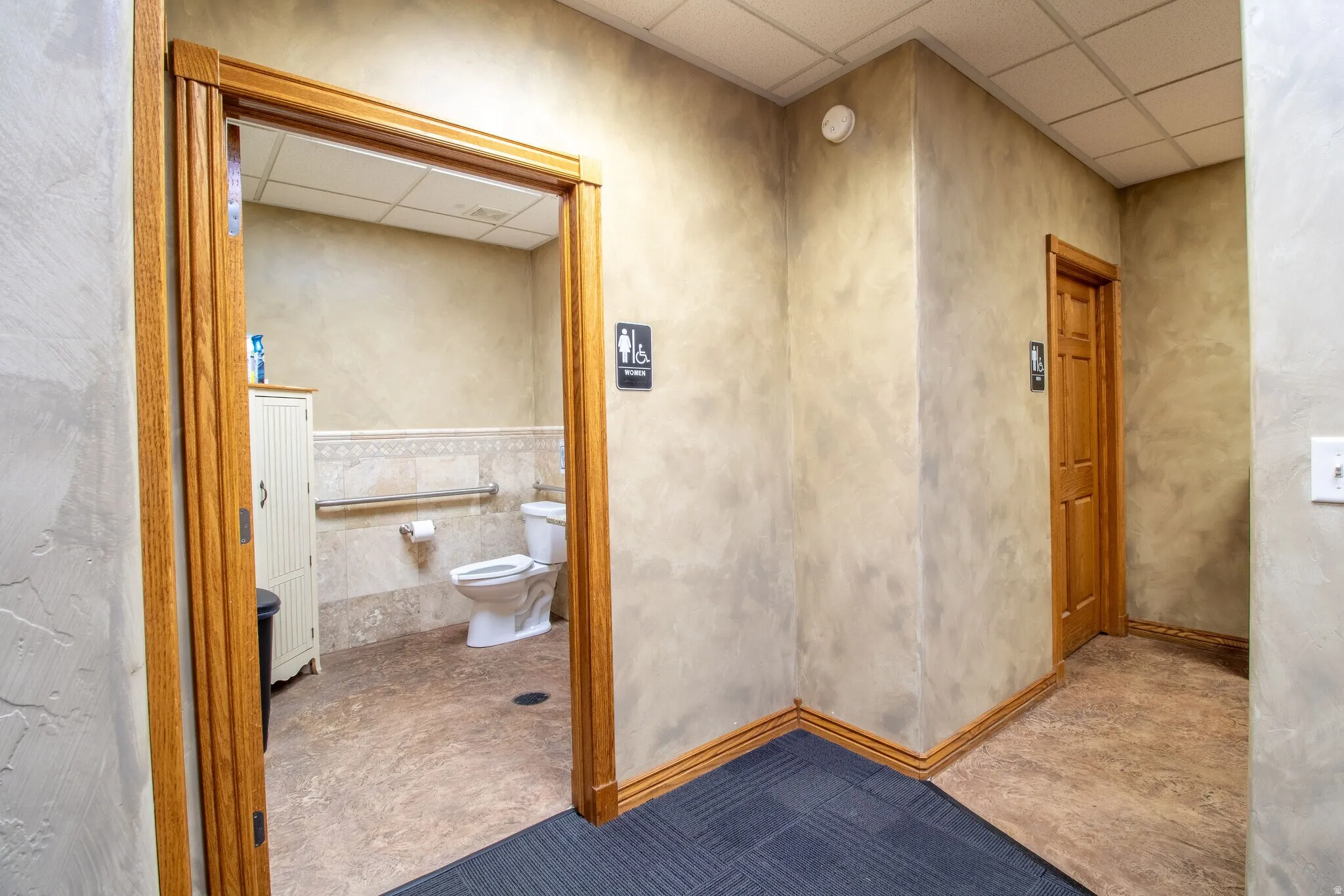 Bathroom with a drop ceiling