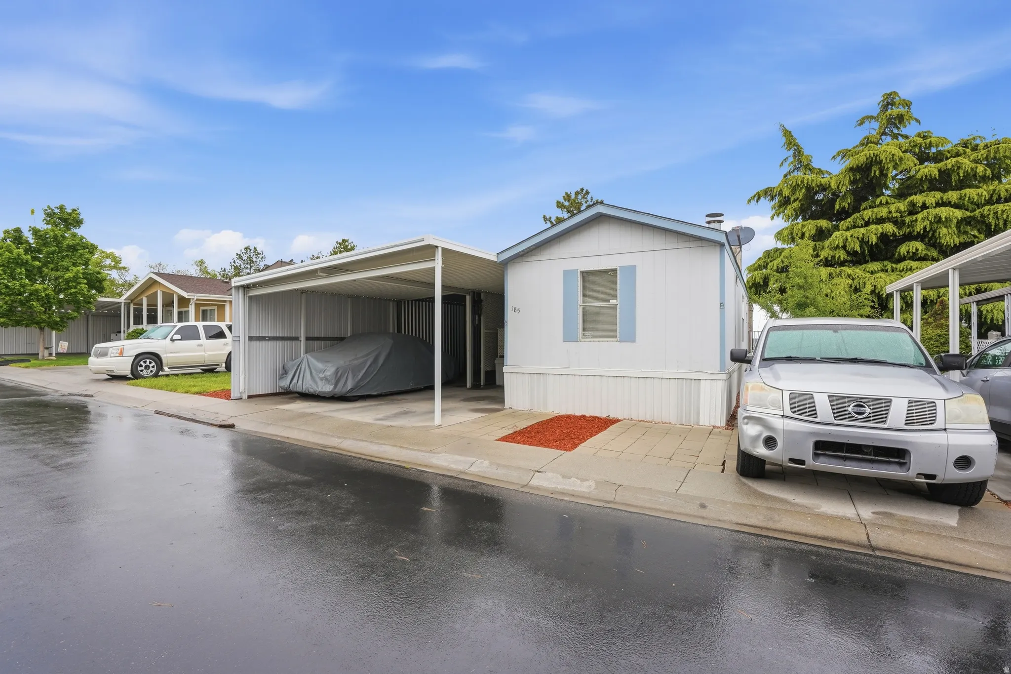 Manufactured / mobile home featuring an attached carport