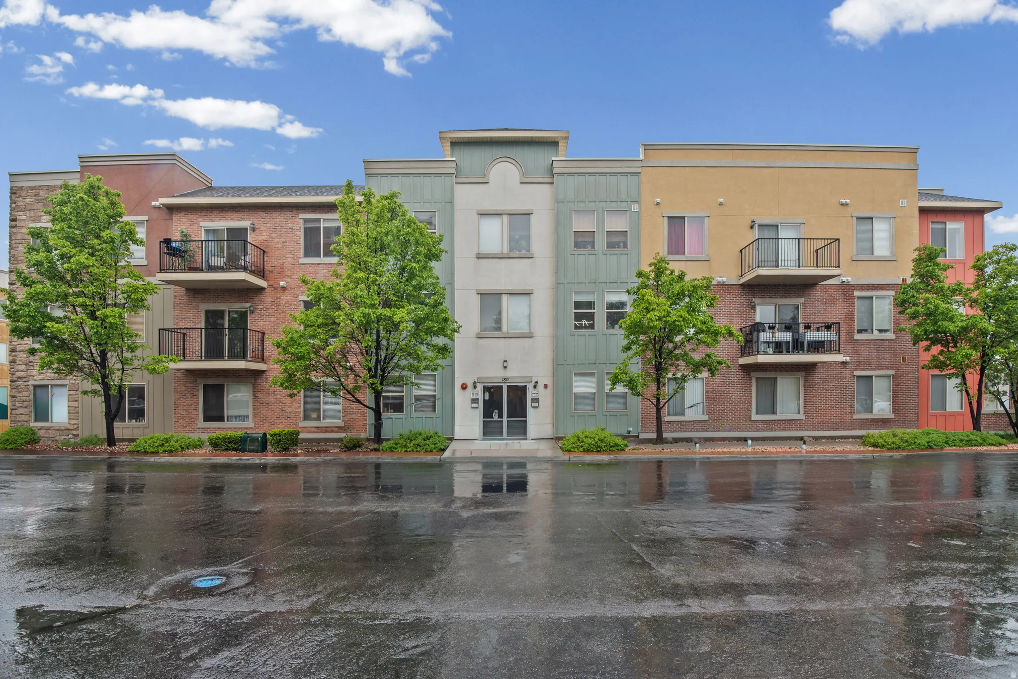 View of apartment building / complex