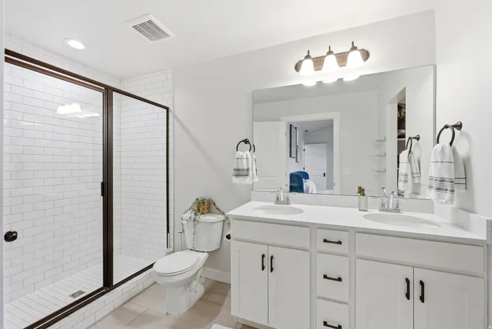 Primary en-suite bath.