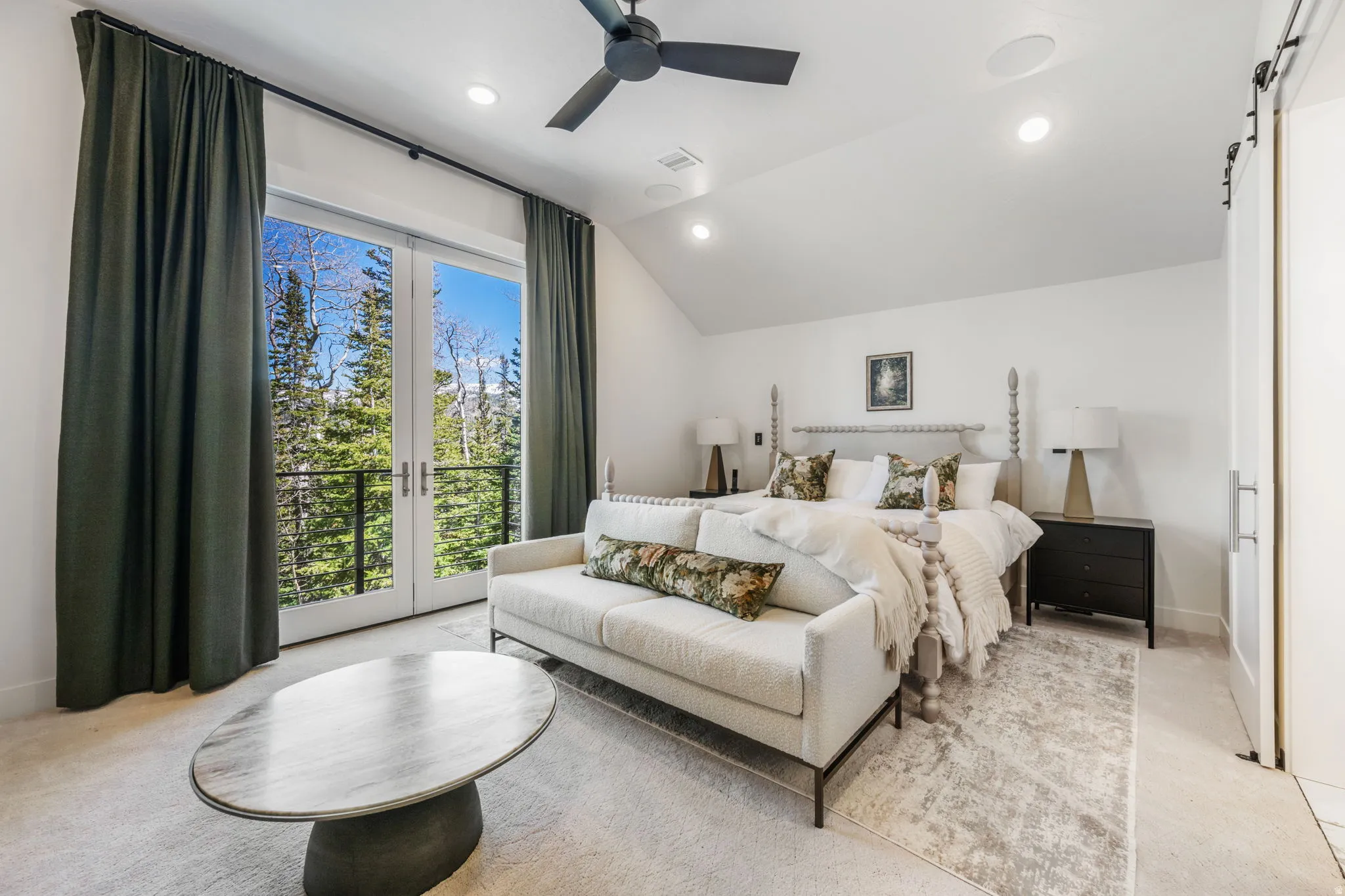 Bedroom with a barn door, access to outside, a ceiling fan, recessed lighting, and vaulted ceiling