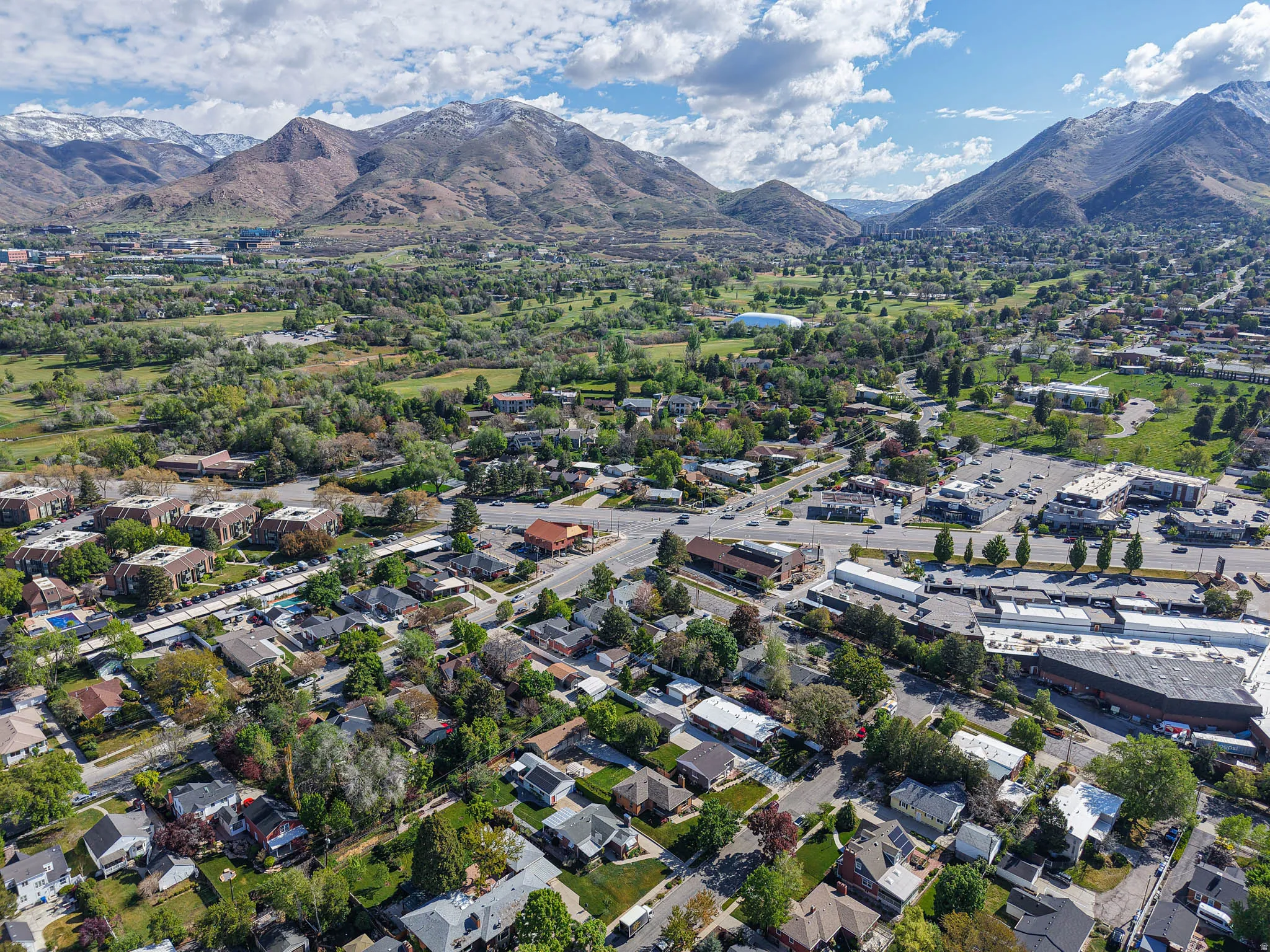 Aerial view of property and surrounding area with mountains