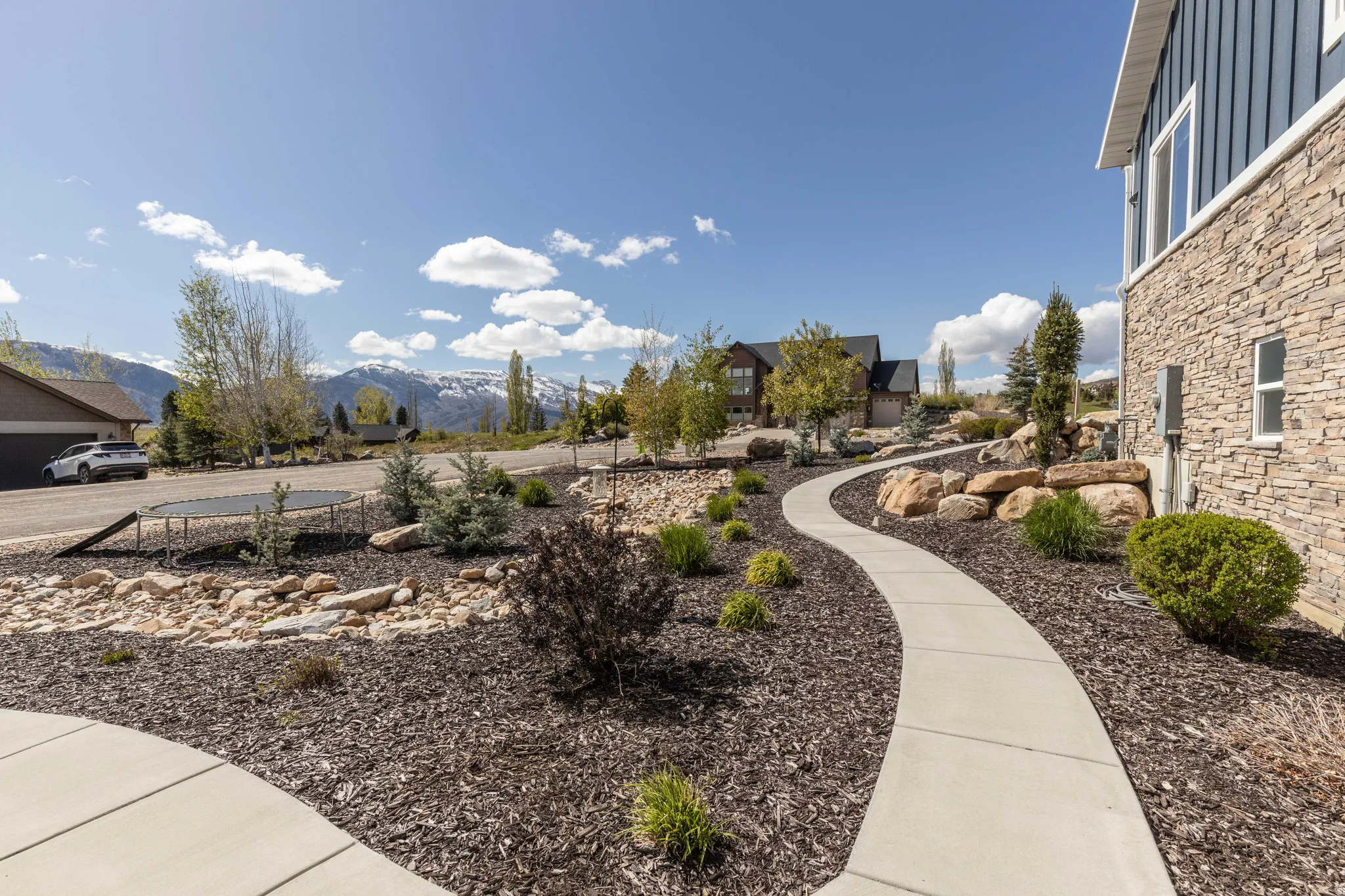 View of yard with a mountain view and a residential view