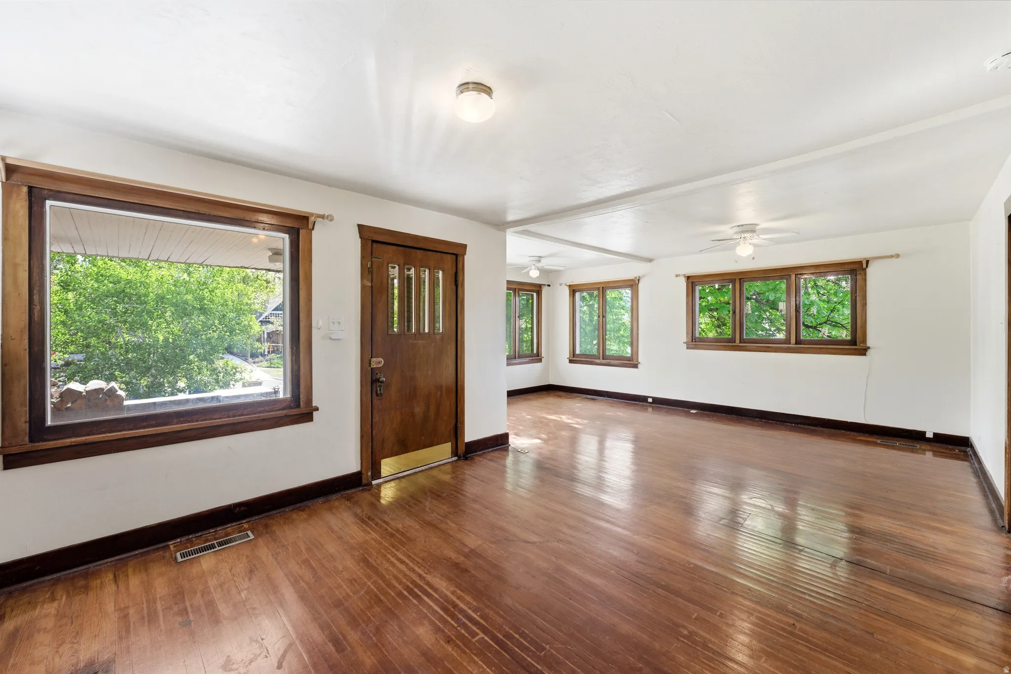 Foyer featuring dark wood-style floors and a ceiling fan