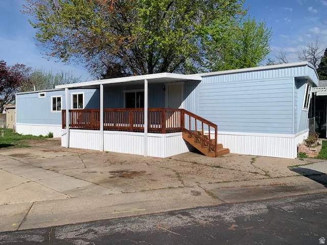 Manufactured / mobile home featuring covered porch