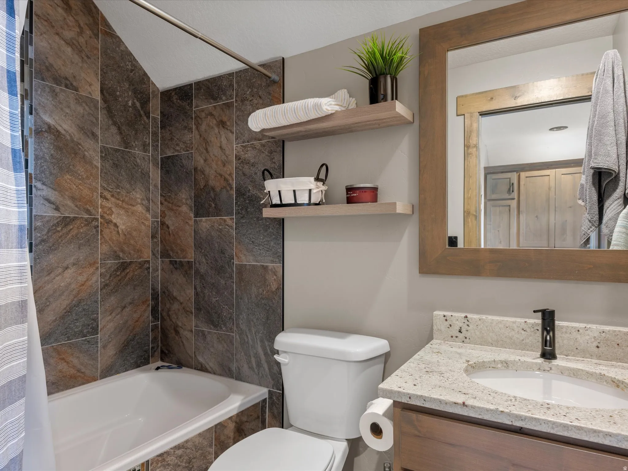 Full bathroom with tiled shower / bath and vanity