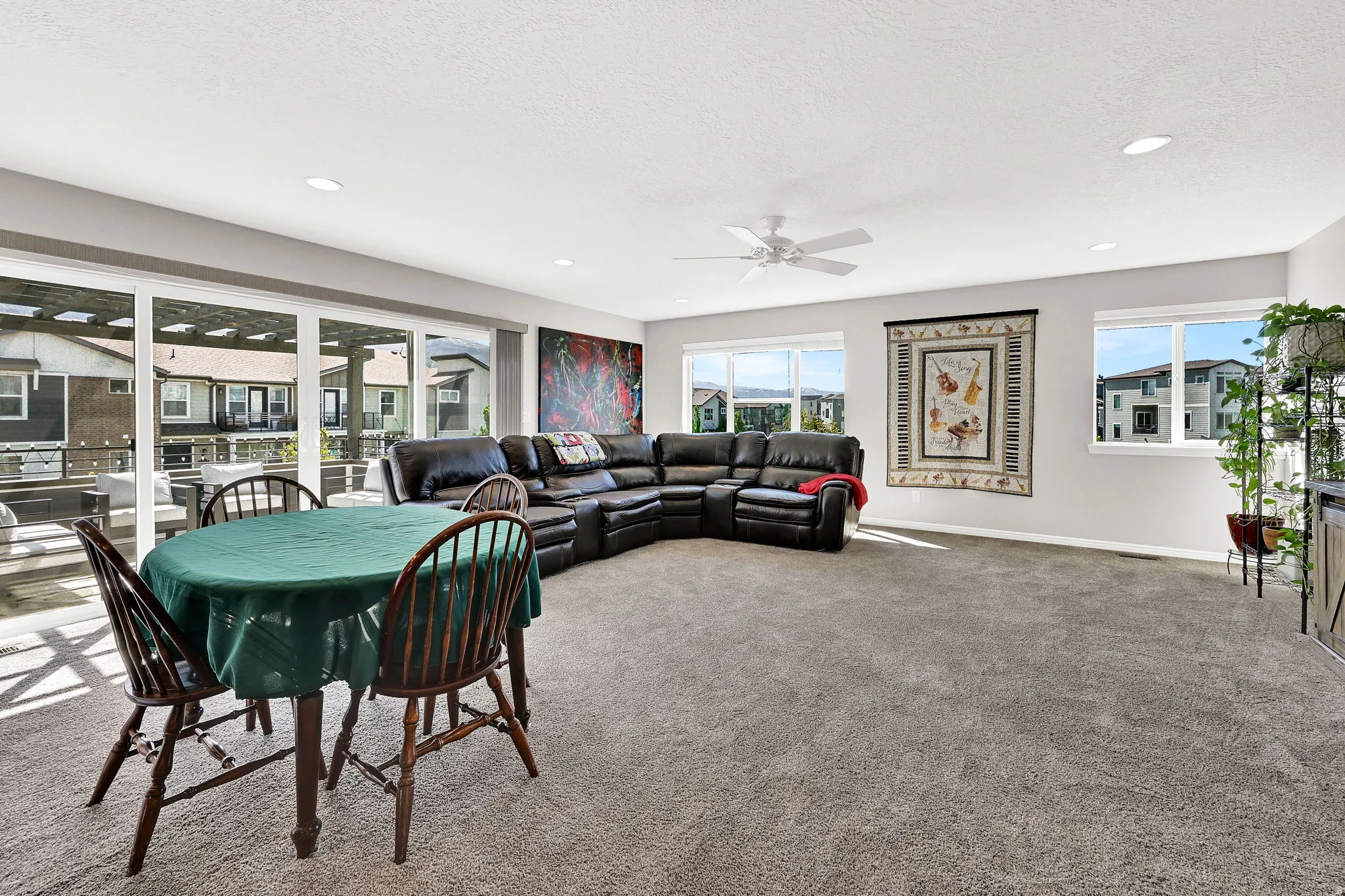 Expansive area for those family get-togethers with views of the 2nd story deck that allows you to enjoy the expansive views of the mountains and pool area. Featuring a ceiling fan, recessed lighting, and a textured ceiling