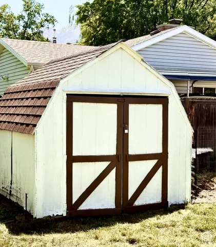 Gable shed with an asphalt shingle roof and double barn doors