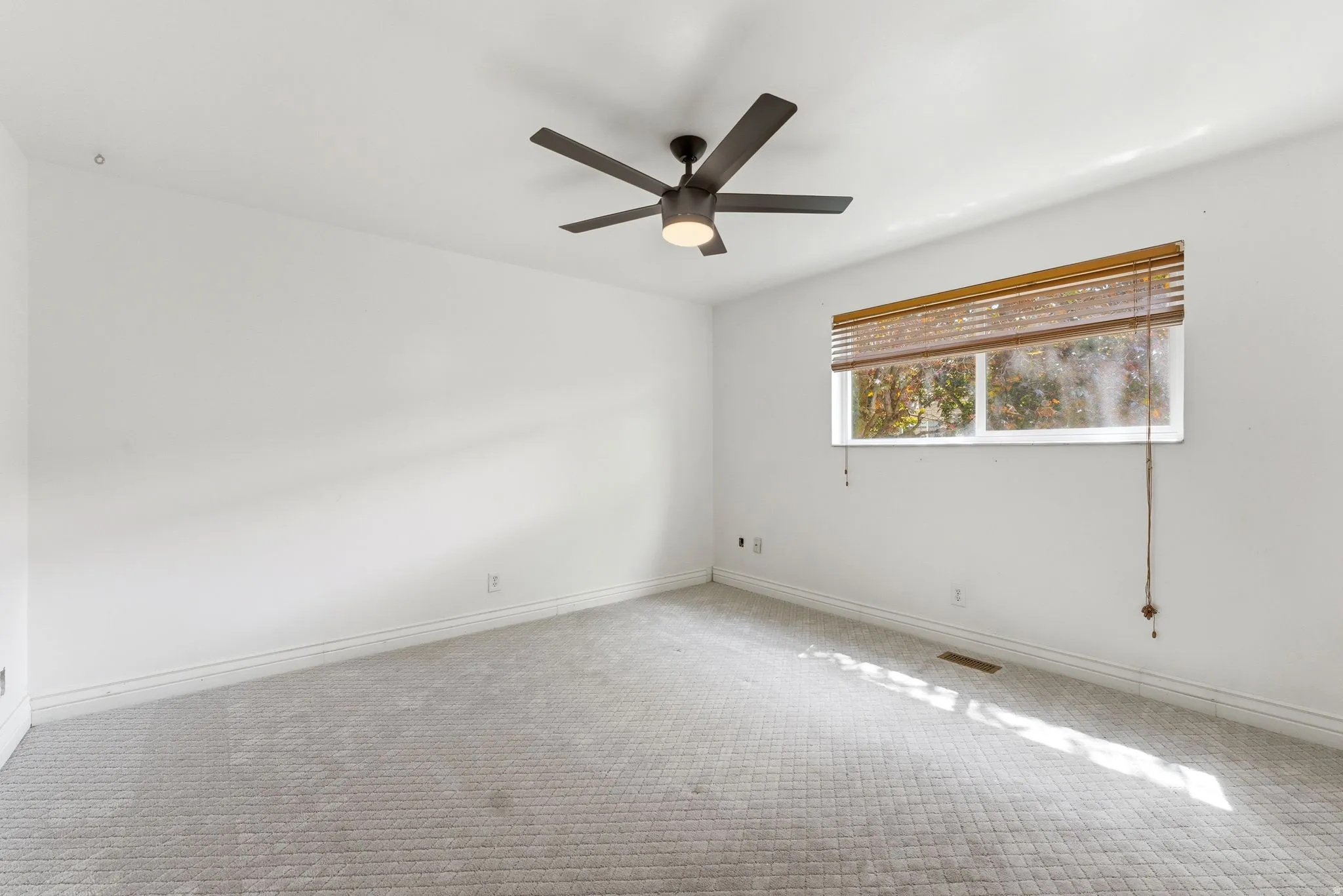 Spare room with carpet flooring and ceiling fan
