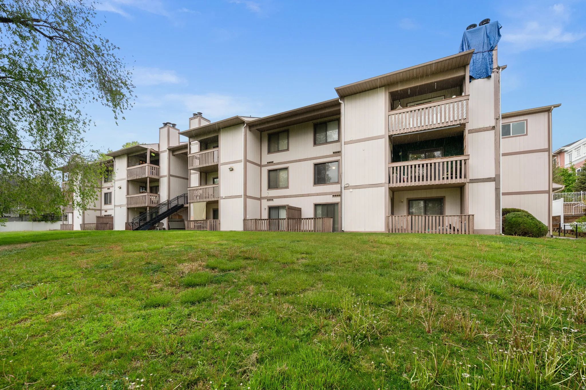 View of apartment building / complex