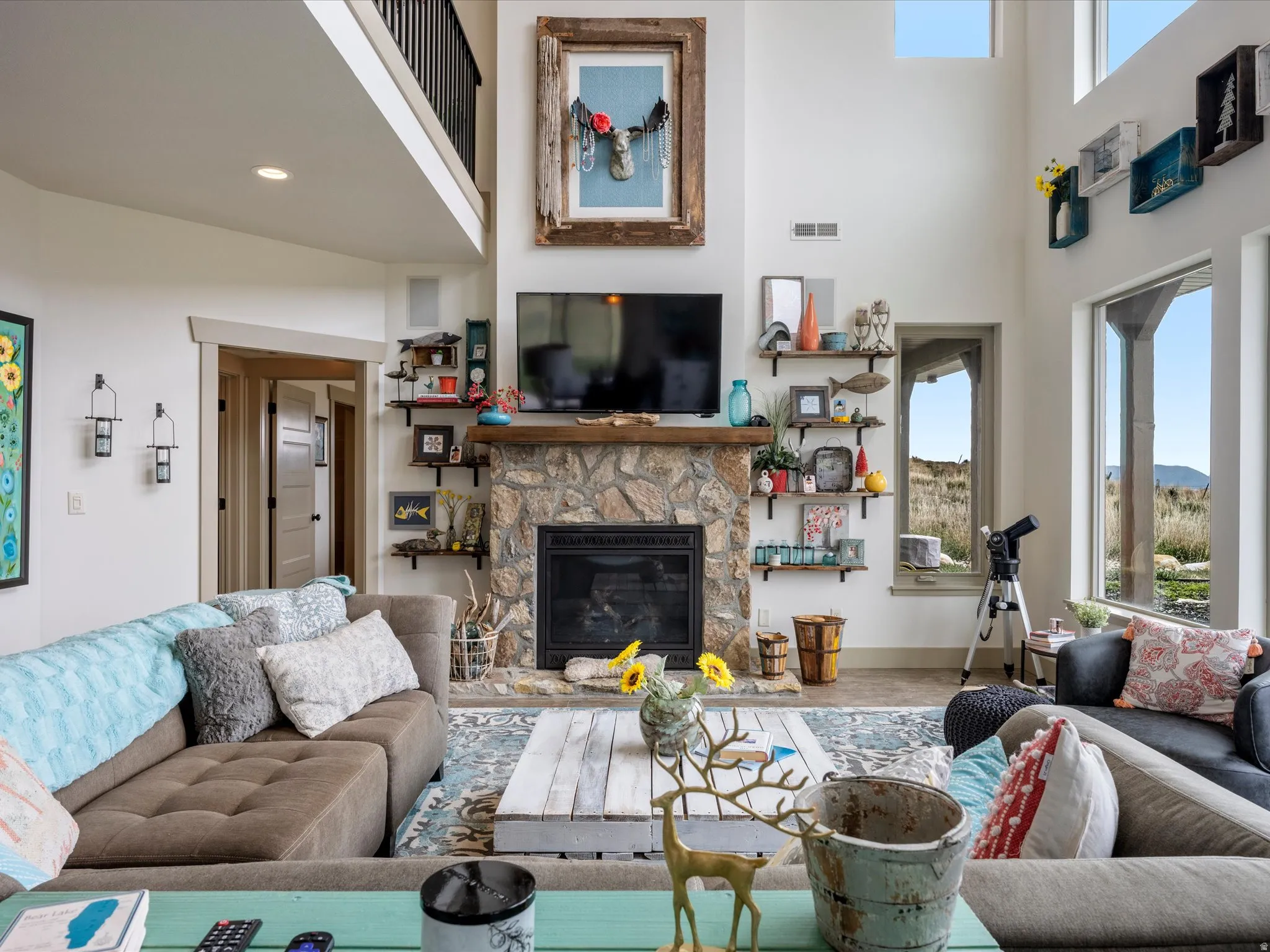 Living room with a fireplace and a Vaulted ceiling