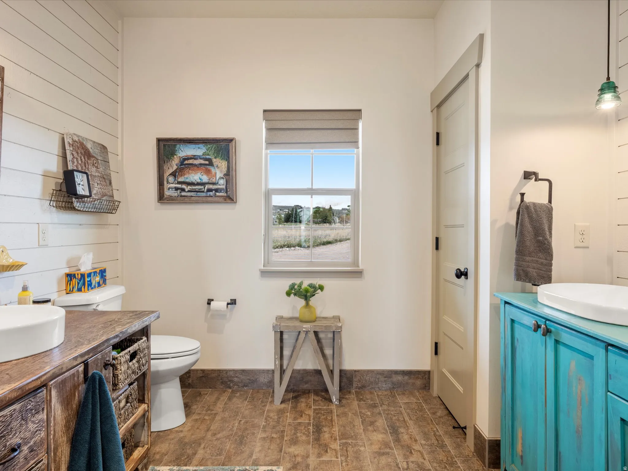 Ensuite Bathroom with vanity