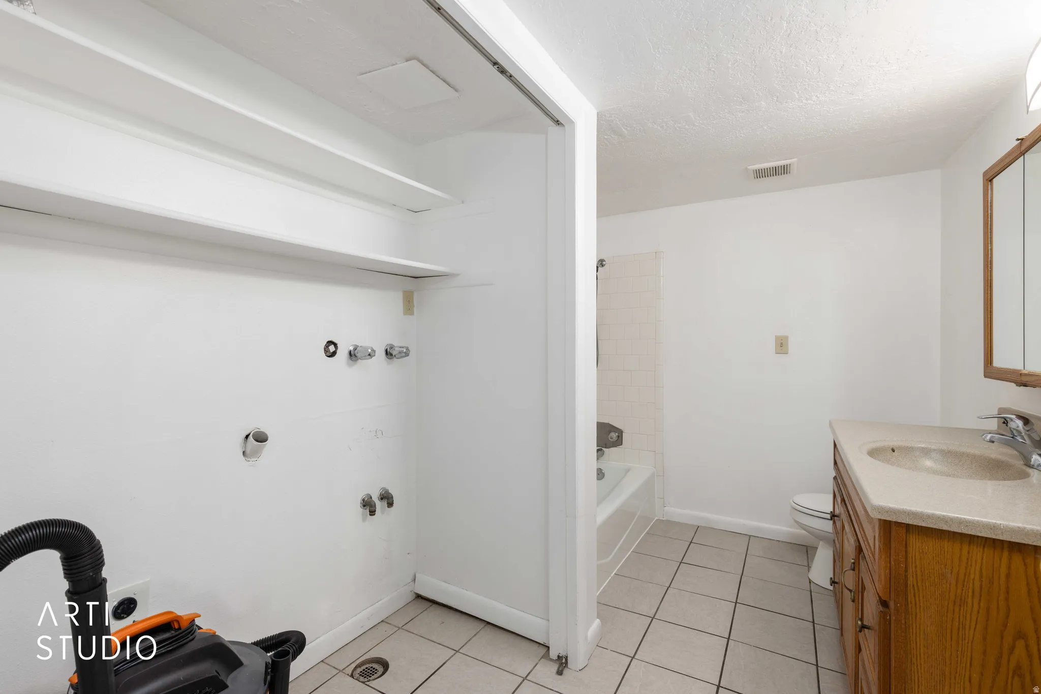 Full bath featuring laundry hookups