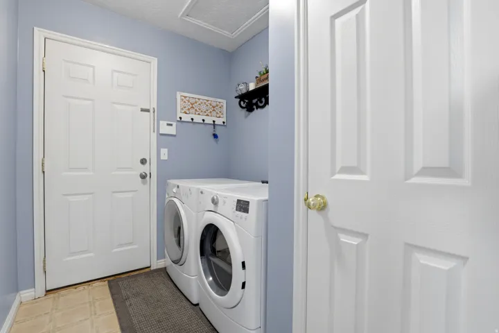 Laundry area with washing machine and clothes dryer and a textured ceiling