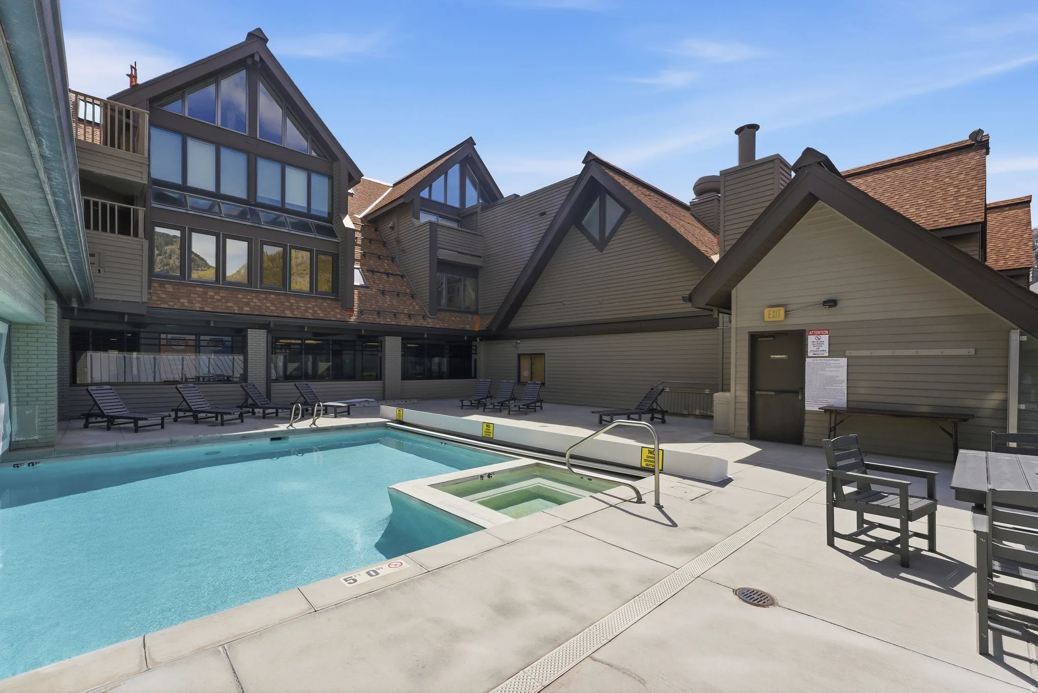 Integrated pool / hot tub featuring a patio