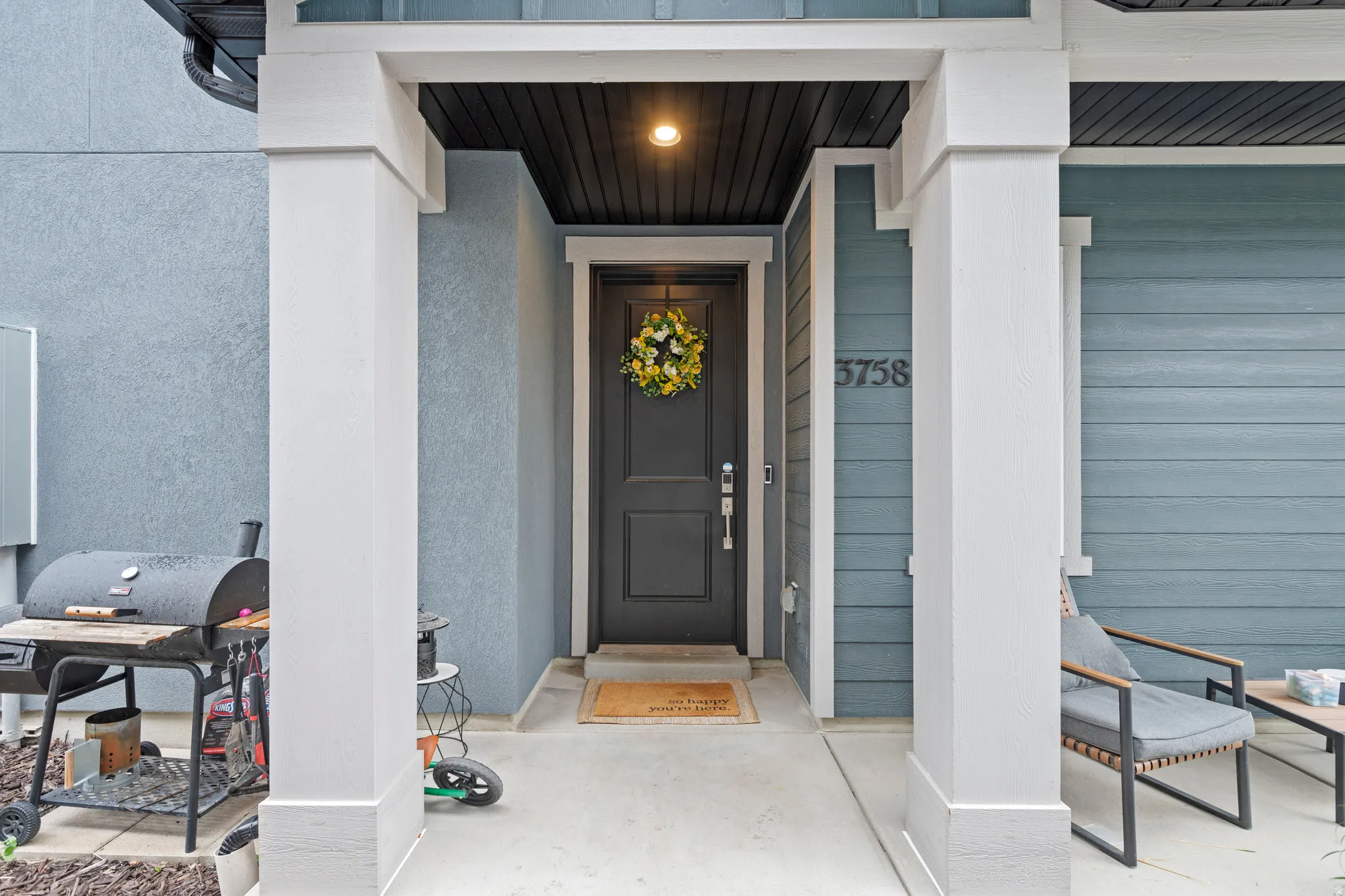 Property entrance featuring a porch and stucco siding