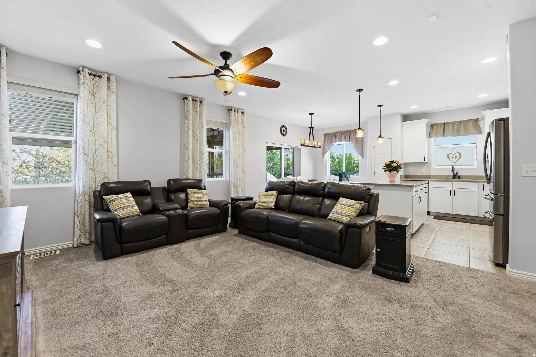So clean and well maintained great room!
