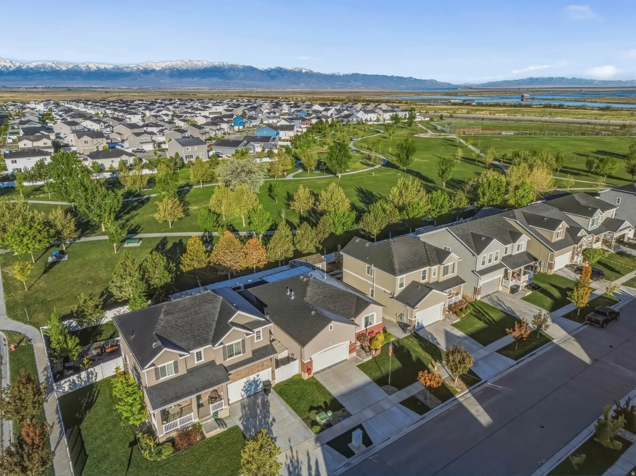 Come and see what this great neighborhood has to offer! There is a great walking path, sports courts, and a disc golf course! A short walk away is a fantastic lake  where you can kayak, fish, swim, and enjoy fireworks for the holidays!