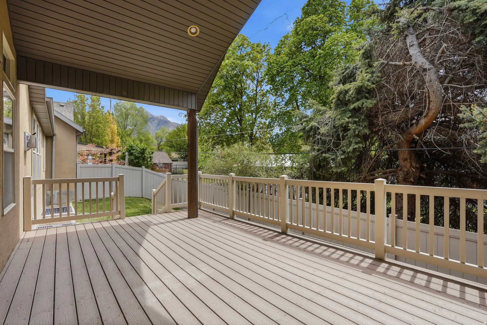 Fantastic deck to spread visitors fron dining to deck.