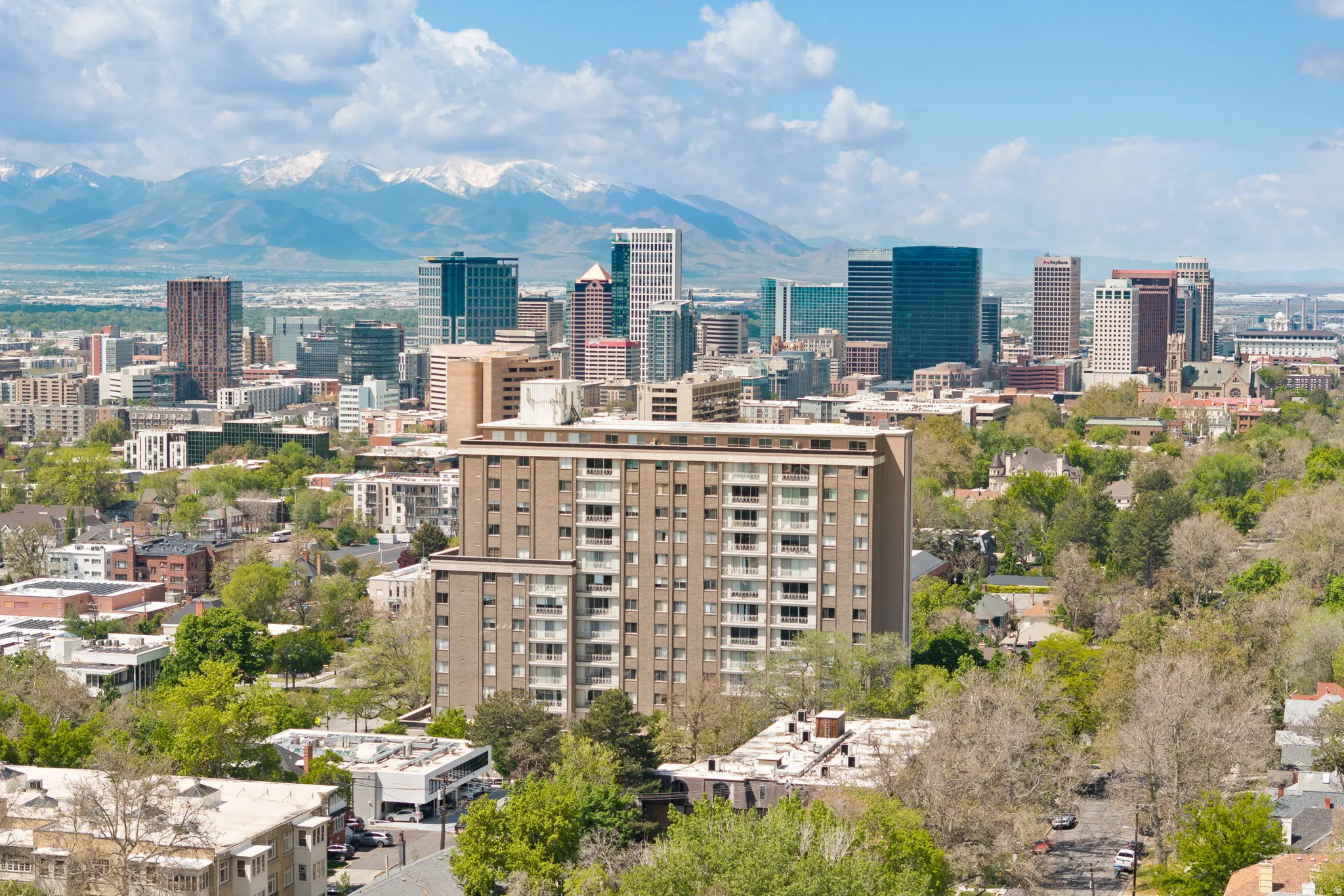 City view featuring a mountain backdrop