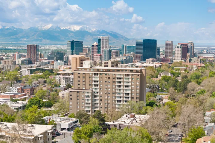 City view featuring a mountain backdrop
