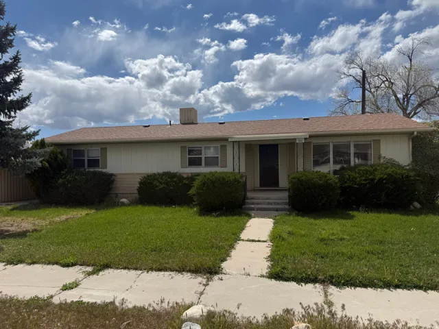 Ranch-style house featuring a front lawn