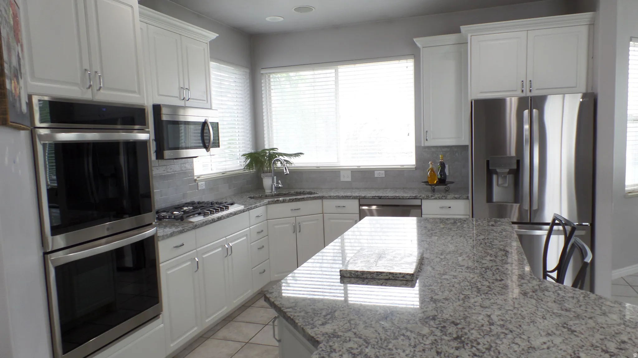 Kitchen with S/S Appliances & 9' Island