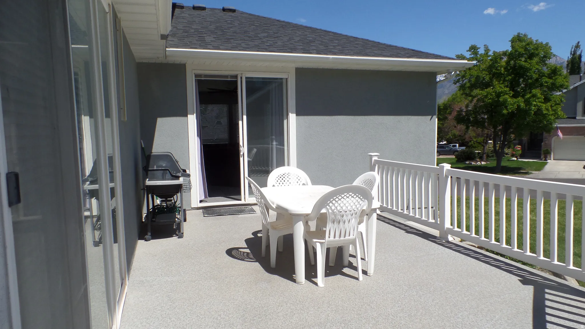 Balcony with a grill and outdoor dining space