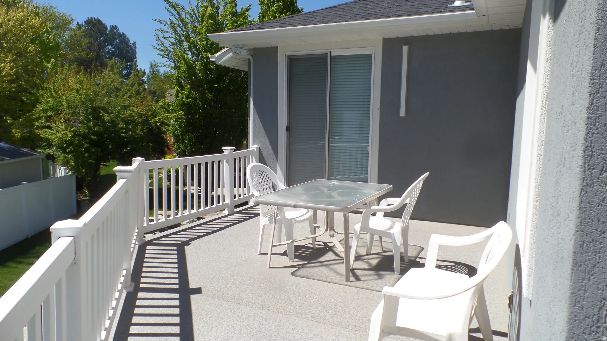 Balcony featuring outdoor dining space