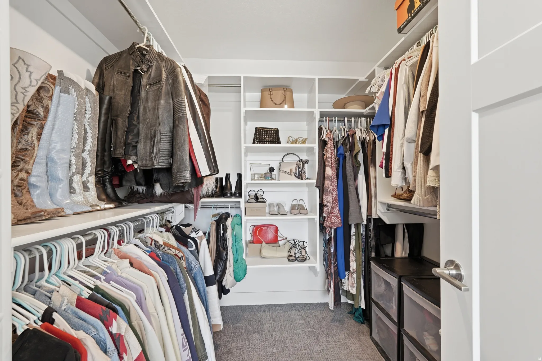 Walk in closet with a lot of light and a lot of space