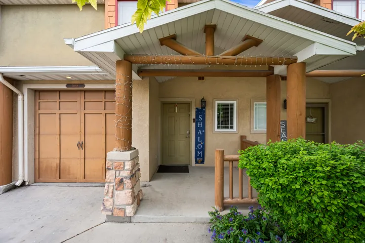 Doorway to property with stucco siding and a porch