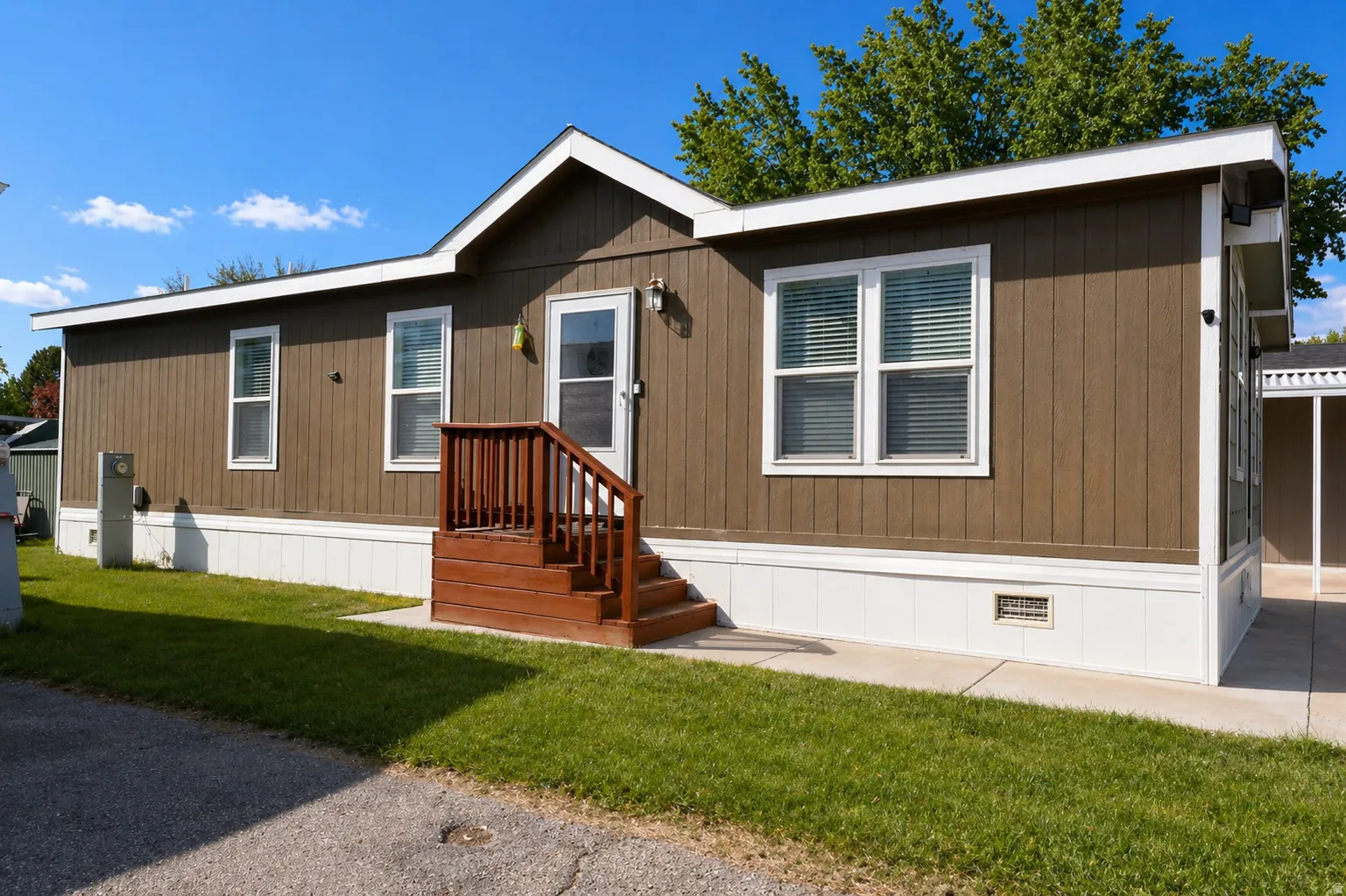 Manufactured / mobile home with a front yard and crawl space