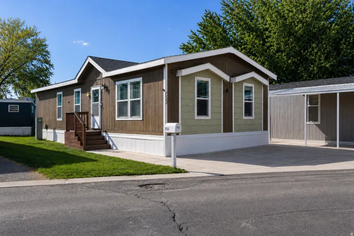 Manufactured / mobile home featuring a front yard