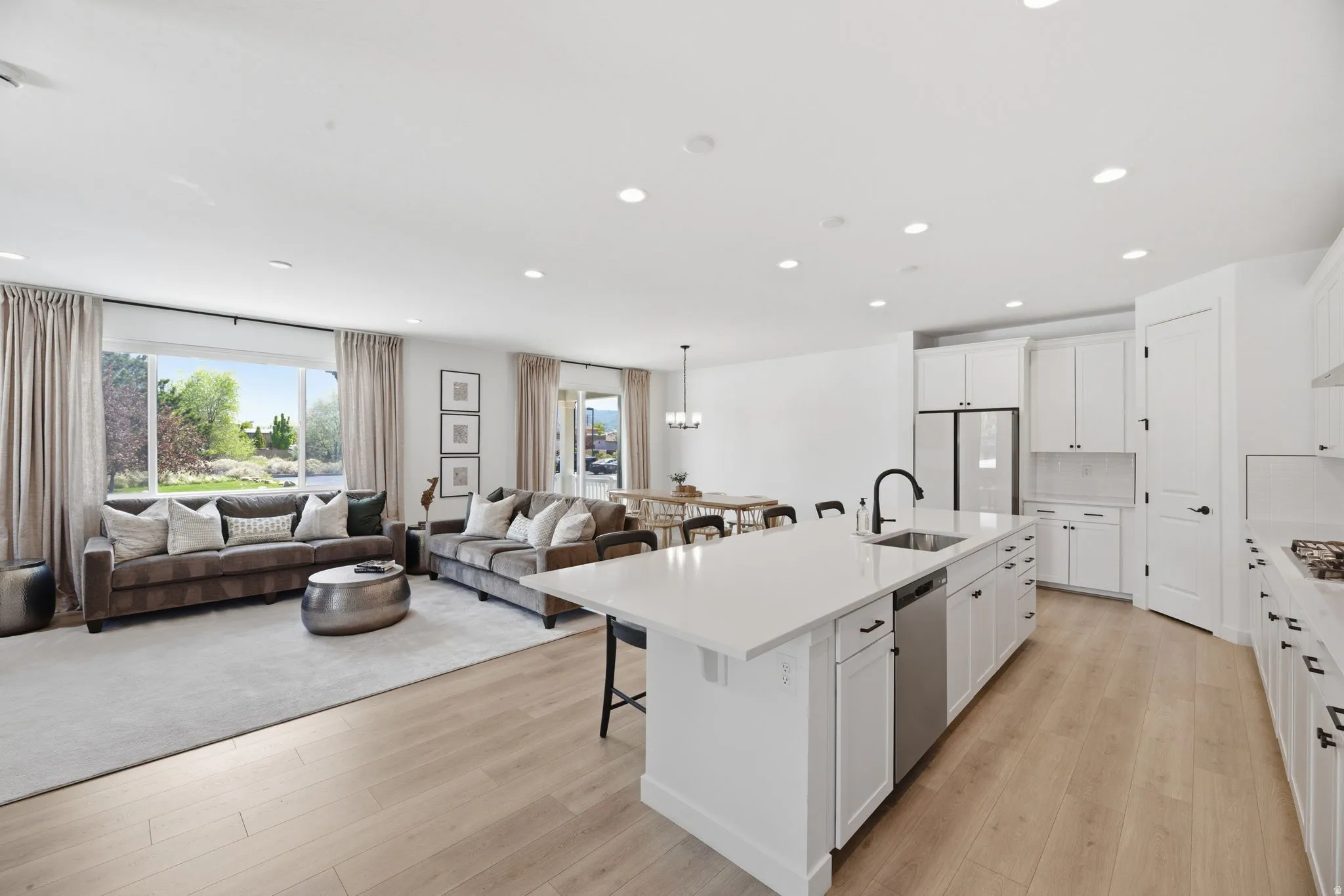 Amazing Kitchen w/Large Island, Beautiful Cabinets & Quartz Counters!
