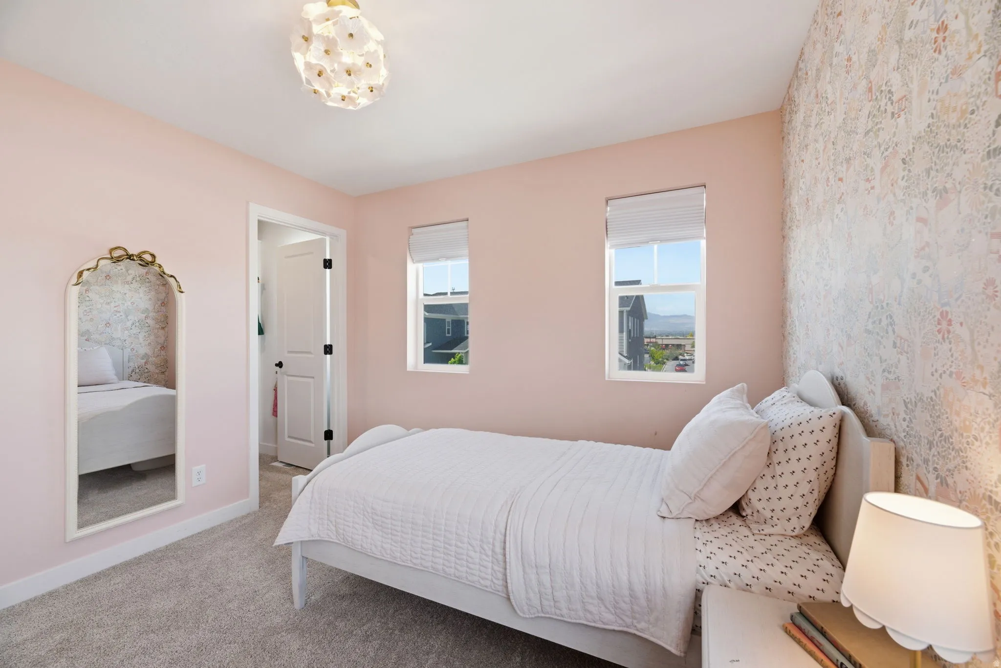 Lovely Detailed Bedroom w/Walk In Closet & Built in Organizer!