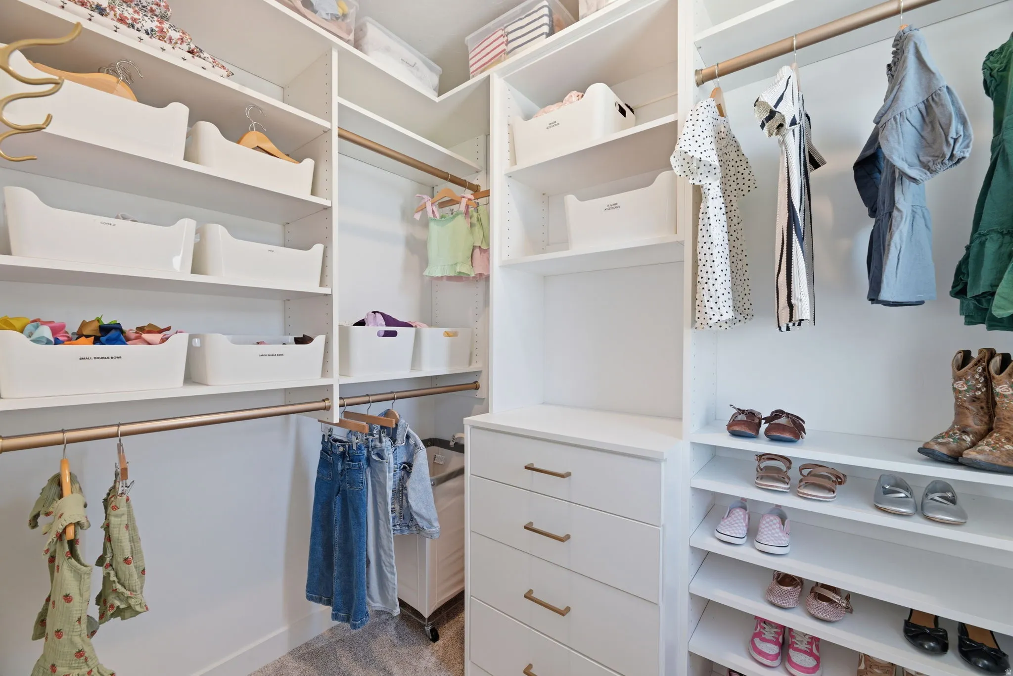 Lovely Detailed Bedroom w/Walk In Closet & Built in Organizer!