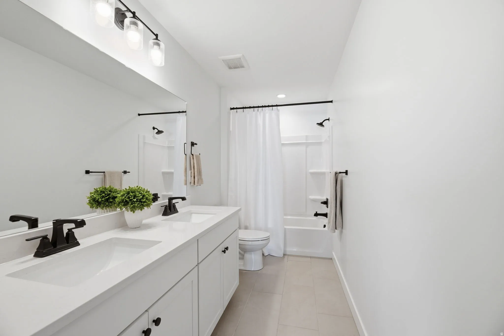 Large 2nd Bathroom w/Double Sinks!!