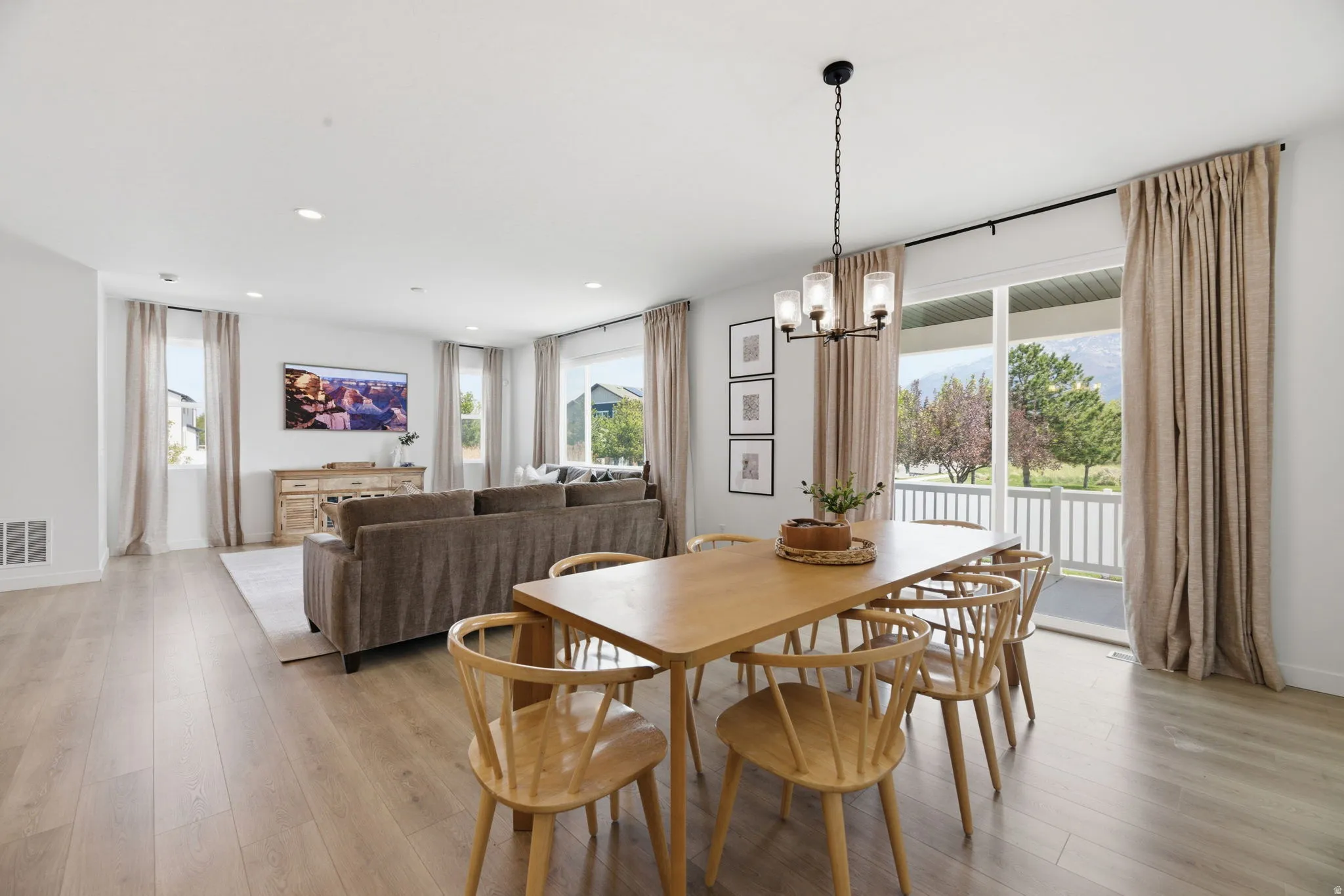 Plenty of Dining Space!!
