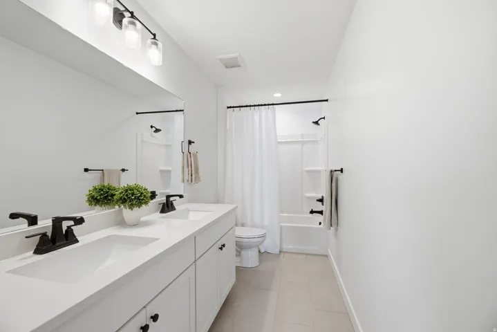 Large 2nd Bathroom w/Double Sinks!!