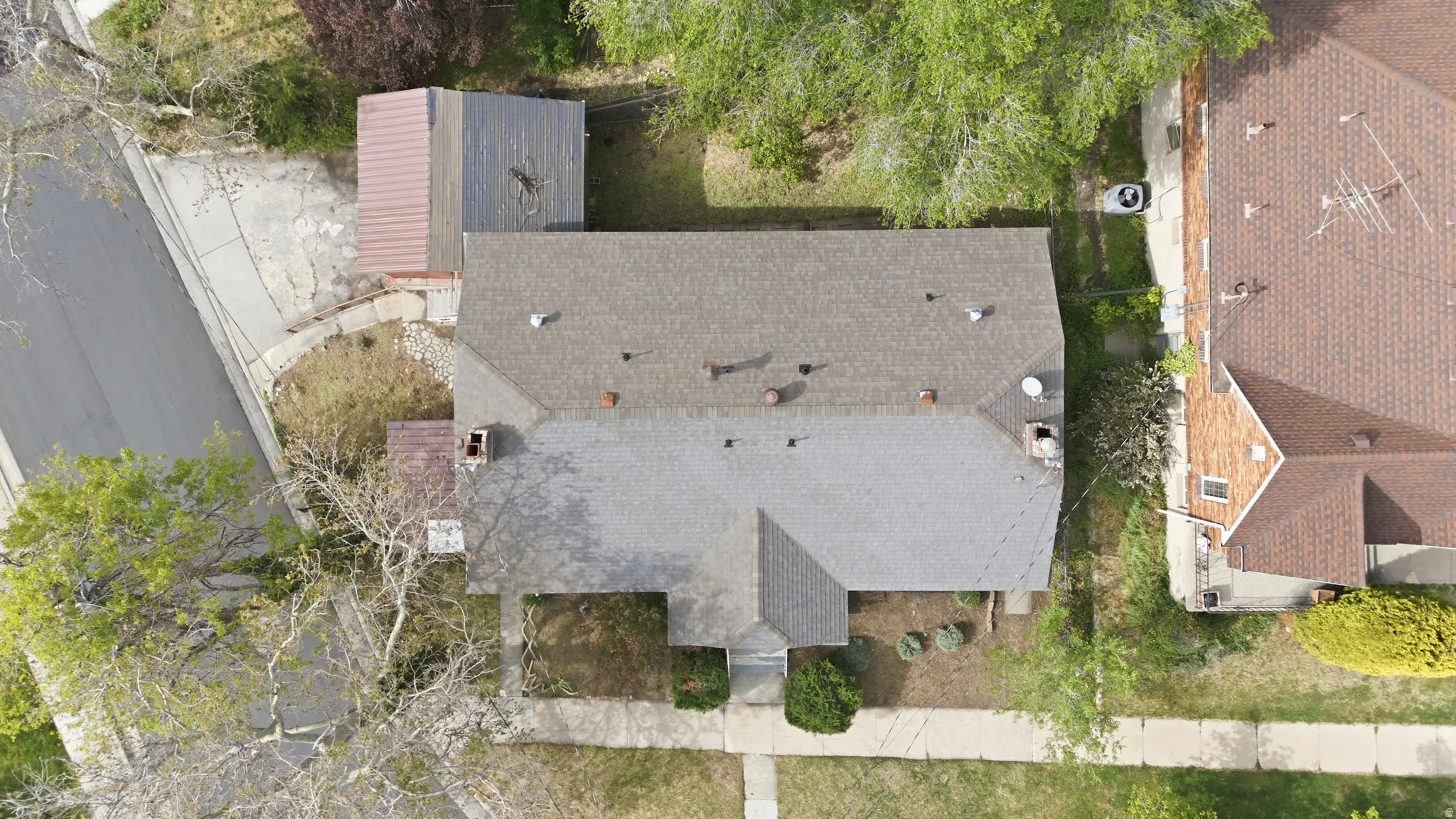Bird's eye view of roof and property