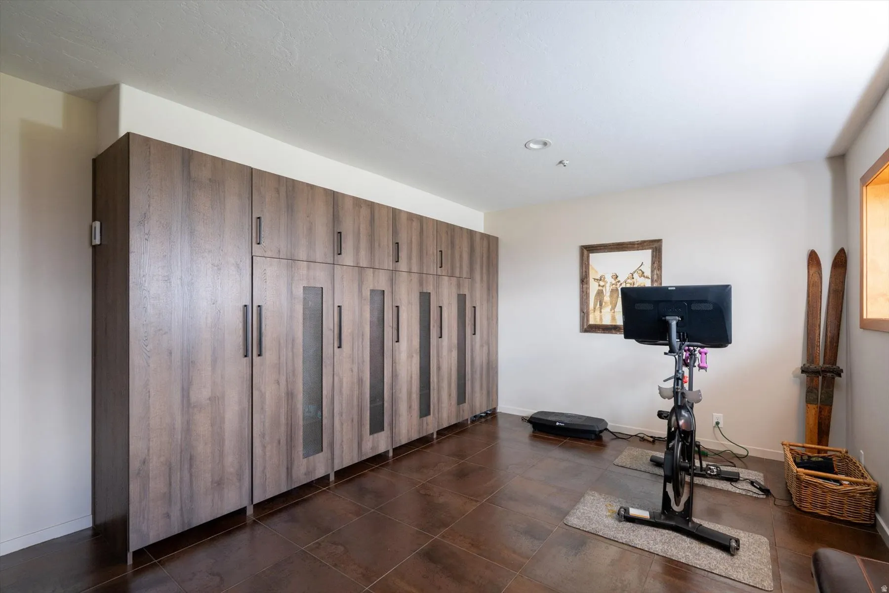 Exercise room with baseboards