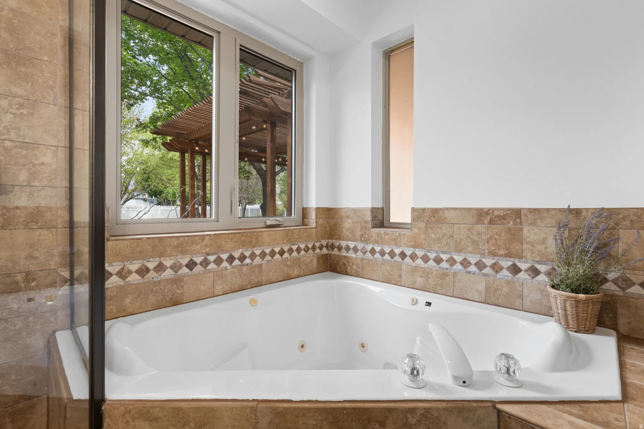 Full bathroom featuring a jetted tub