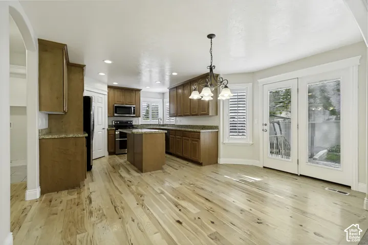 Dining Area & Kitchen