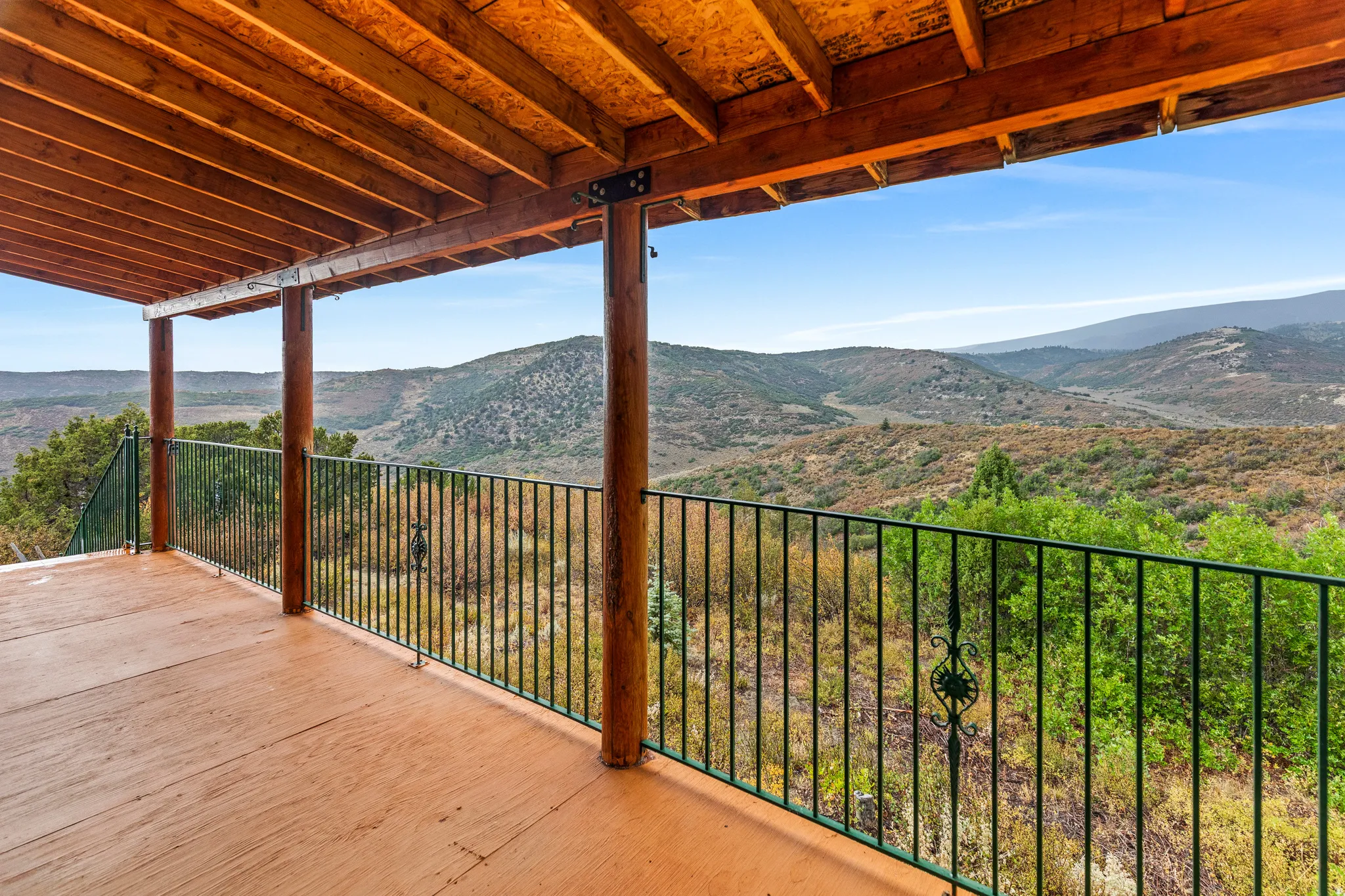 Balcony featuring a mountain view