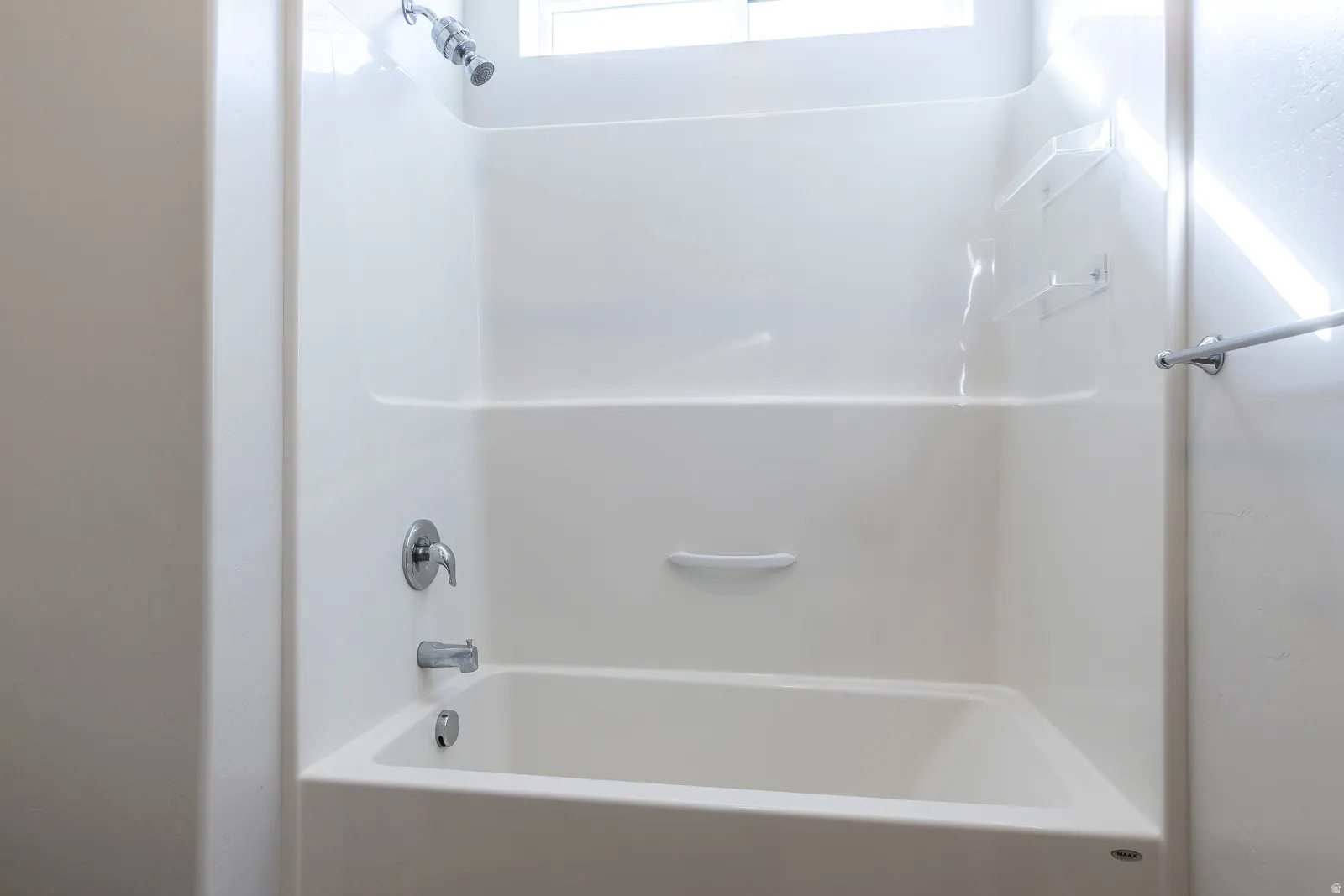 Full bath with plenty of natural light and shower / tub combination