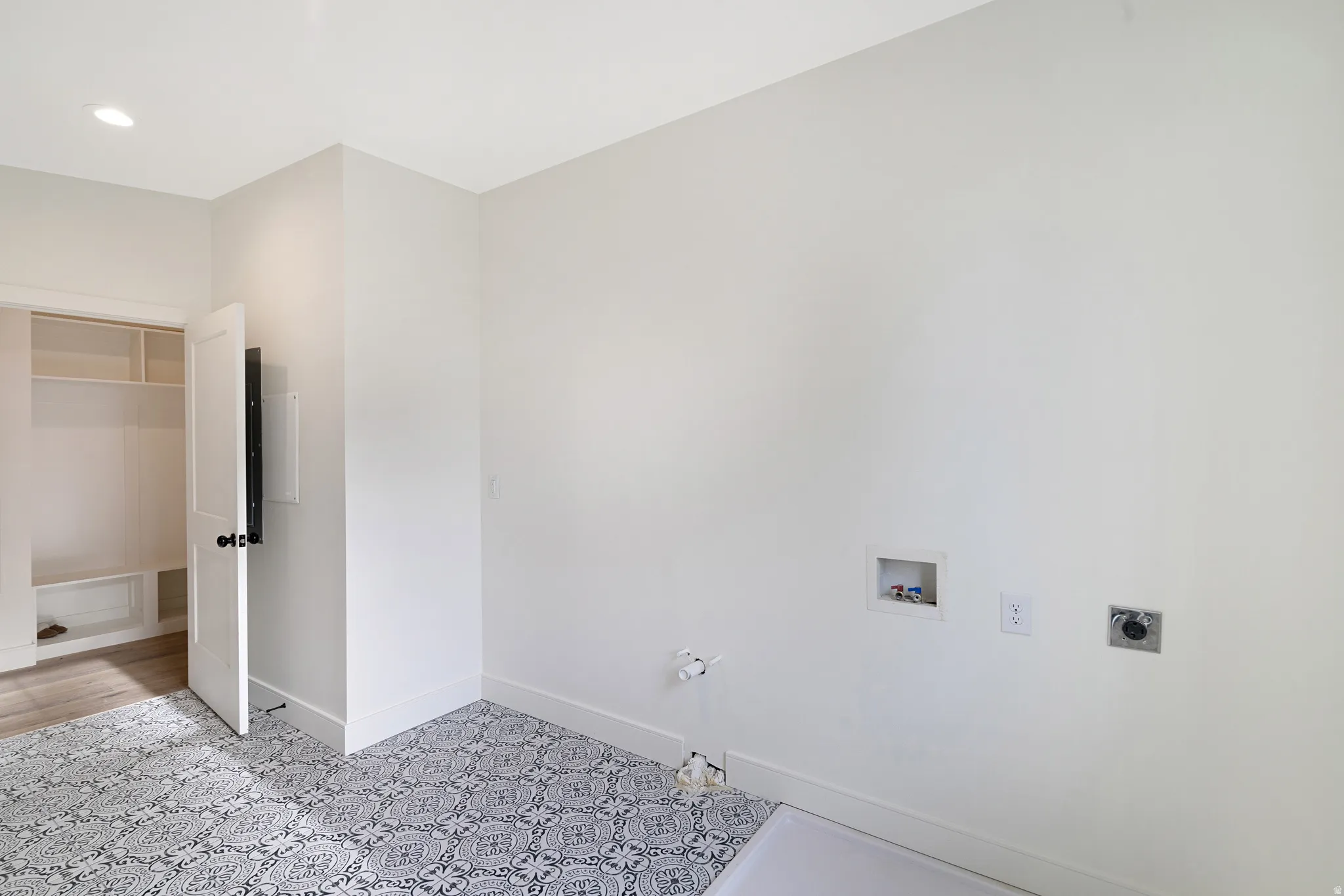 Laundry area with electric dryer hookup and washer hookup