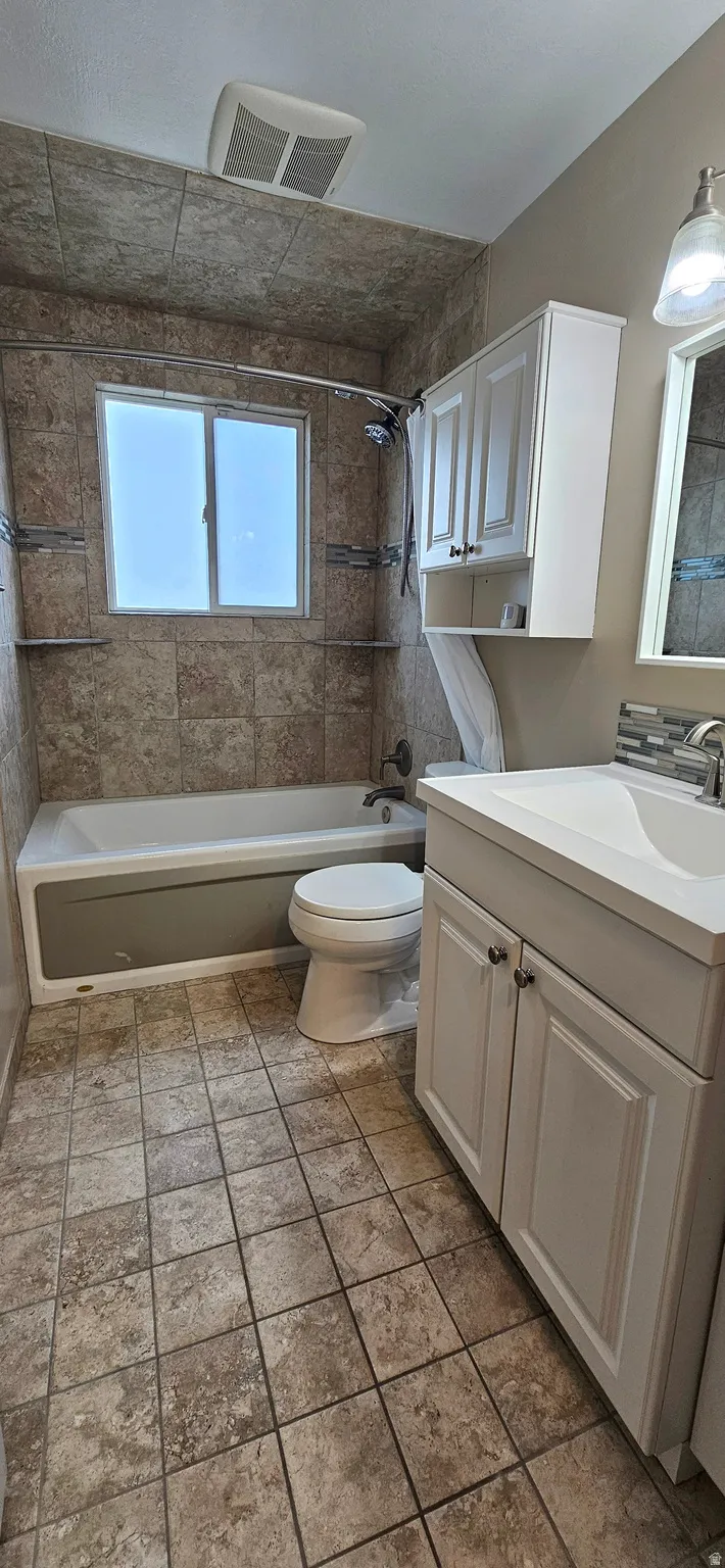 Bathroom with vanity and bathtub / shower combination