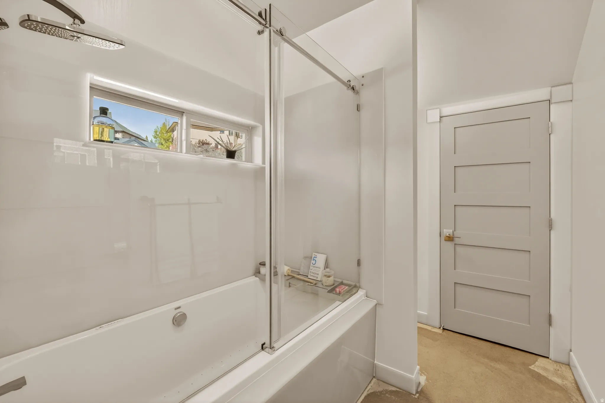 Full bathroom on Upper Level with Privacy Tub Separation